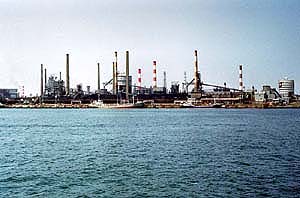 工場地帯の煙突群の画像