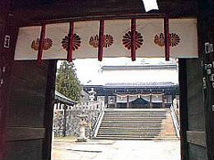 吉備津彦神社　楼門から拝殿を望む