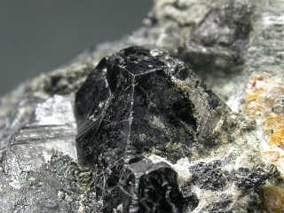 灰チタン石