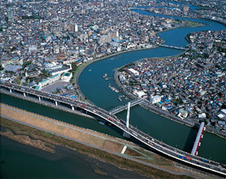 東京都葛飾区で中川と綾瀬川は合流する　（手前から荒川、綾瀬川、中川）