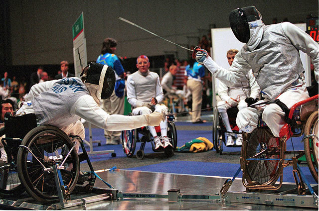 車椅子フェンシングの画像