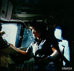 スペースシャトルSTS-7で宇宙飛行中のライド