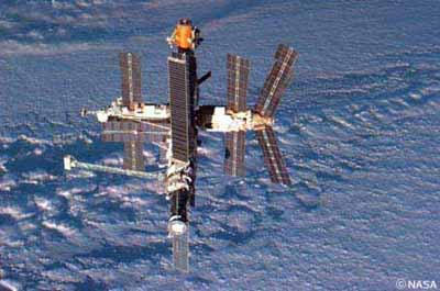 宇宙ステーション「ミール」(アメリカのスペースシャトルから撮影)