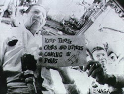 アポロ7号の飛行中におこなれた初めての宇宙からのテレビ生中継。左がエイゼル、右がシラー