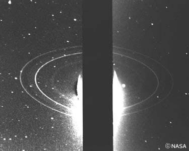 ボイジャー2号がとらえた海王星の4本の輪。色の濃い2本の輪と、うすい2本の輪が見えます。