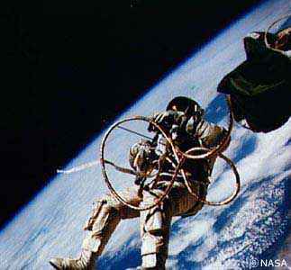 アメリカ初の宇宙遊泳をおこなったホワイト宇宙飛行士
