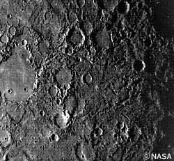 月に似たクレーターでおおわれている水星の表面