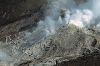 写真：噴煙を上げる阿蘇山火口