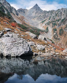 写真：天狗池と槍ヶ岳