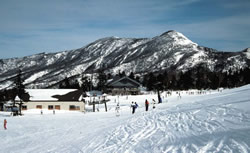 写真：寺子屋スキー場と岩菅山