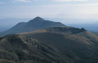 写真：韓国岳山頂付近から、高千穂（左奥）、新燃岳（右手奥）