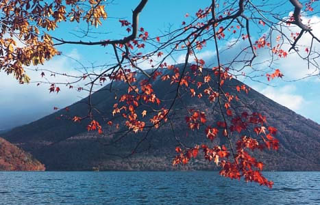 写真：男体山と中禅寺湖