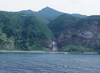 写真：硫黄山とカムイワッカの滝
