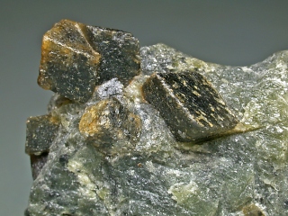 ブロイネル石