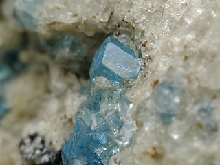 藍方石