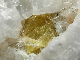 ストロンチウム斜方ジョアキン石
