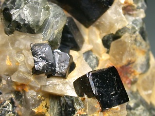 方トリウム石