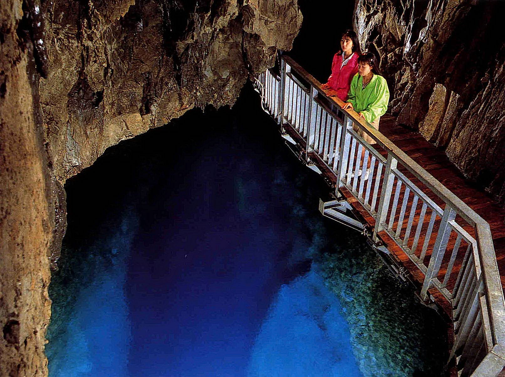 龍泉洞地底湖の水