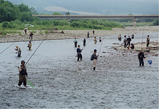 湧別川中流域にて釣りを楽しむ人々