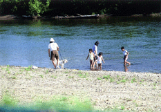 河原で遊ぶ