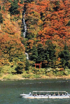 ■紅葉の美しい最上峡の白糸の滝　（戸沢村）