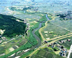 ■米沢盆地を蛇行して流れる最上川　（左岸：川西町、右岸：南陽市）