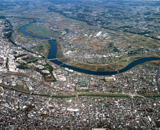 開発が進み流れと共に生活する人々　ひたちなか市（写真上）と水戸市を流れる　那珂川（写真下の流れは支川・桜川）