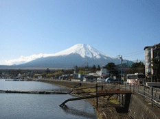 山中湖から富士山を望む