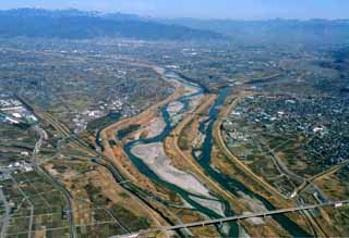 1.甲府盆地南端で釜無川（左）と笛吹川（右）が合流し富士川と呼ばれます