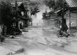 濁流が押し寄せた後の宇奈月町愛本地先（S44.8.11洪水）
