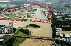 台風10号出水（H15.8）により浸水する霞堤地区