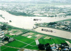 台風10号出水（H15.8)おける豊川放水路の状況