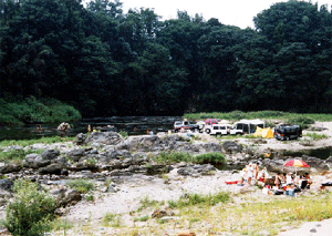 河川敷でのオートキャンプ