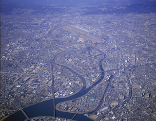 大阪・兵庫の府県境を流れる猪名川