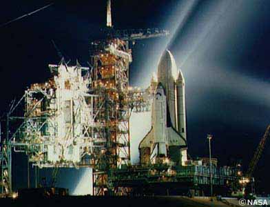 スポットライトに浮かび上がるスペースシャトル・コロンビア号(STS1)