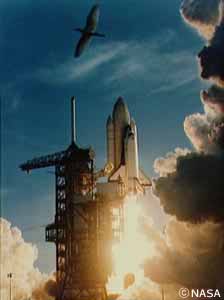 スペースシャトルの初飛行。コロンビア号が発射される(STS1)