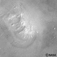 マーズ・グローバルサーベイヤーが1998年4月に撮影した同じ地域の火星表面