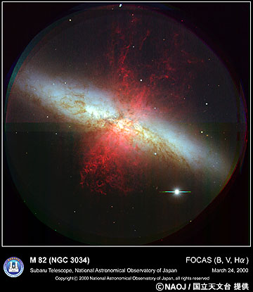 深紅の高温ガスを噴きだす不規則銀河「M82」