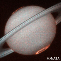 ハッブル宇宙望遠鏡がとらえた土星のオーロラ