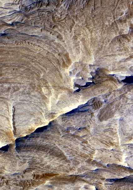 火星探査機マーズ・リコネイサンス・オービターが観測した画像。地形の特徴から地下水が流れていた証拠と考えられる。NASA提供
