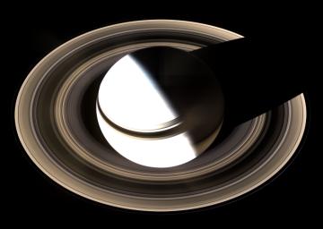 2007年3月に発表された、土星の周りを一周するリング(NASA提供)
