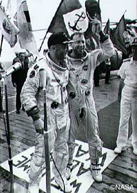 ジェミニ12号での宇宙飛行を終えたラベルとオルドリン