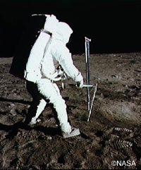 アポロ11号で月に着陸後、月面で船外活動をおこなうオルドリン
