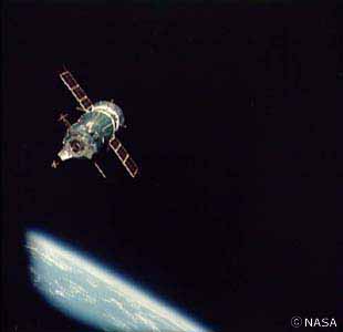 ドッキング直前のアポロ宇宙船から見たソユーズ宇宙船