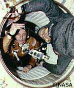 ドッキングに成功し、米ソ両国の宇宙飛行士が対面