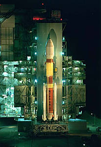 打ち上げ前夜のH-IIロケット4号機(1996年8月16日)
