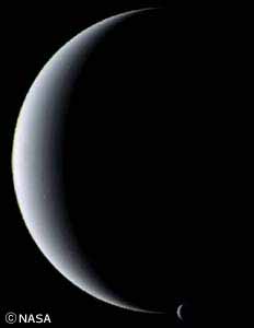 ボイジャー2号が撮影した海王星と衛星トリトン