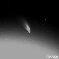 尾を引いて流れる百武(ひゃくたけ)彗星