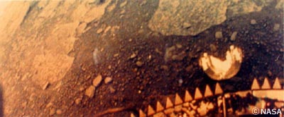 ベネラ13号が送信してきた金星の地表。手前にベネラ13号本体の一部が写っています。