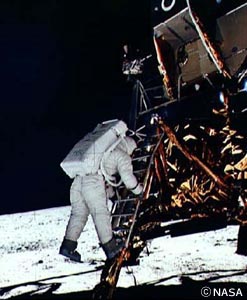 月着陸船から月面におり立つオルドリン飛行士(アポロ11号)